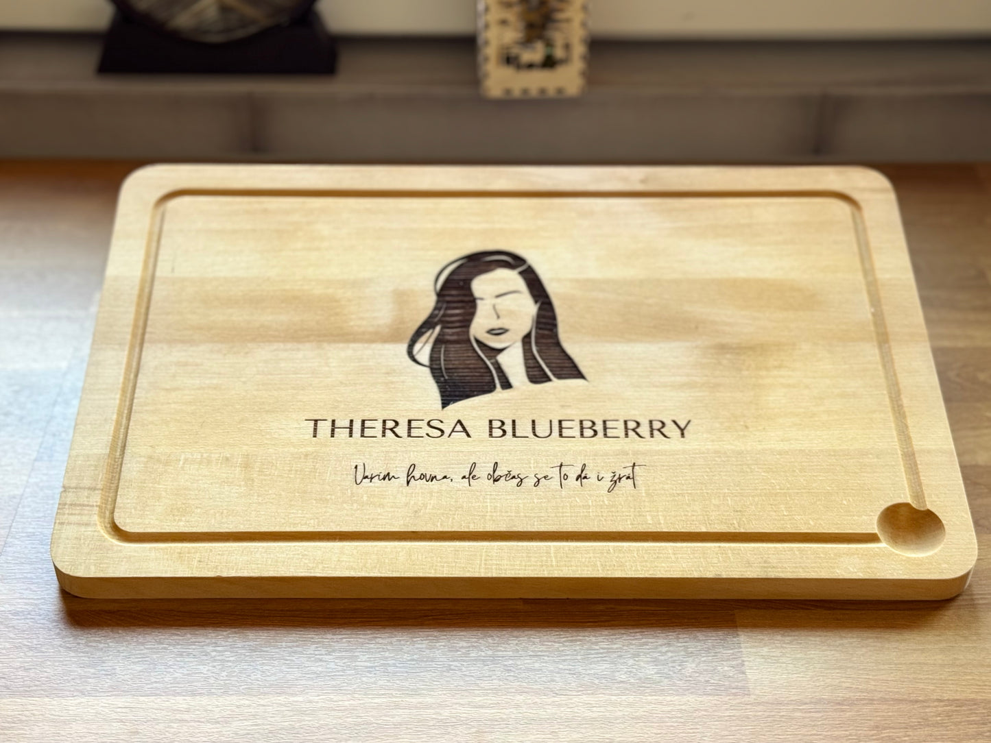 Robustní prkénko s kanálkem Theresa Blueberry