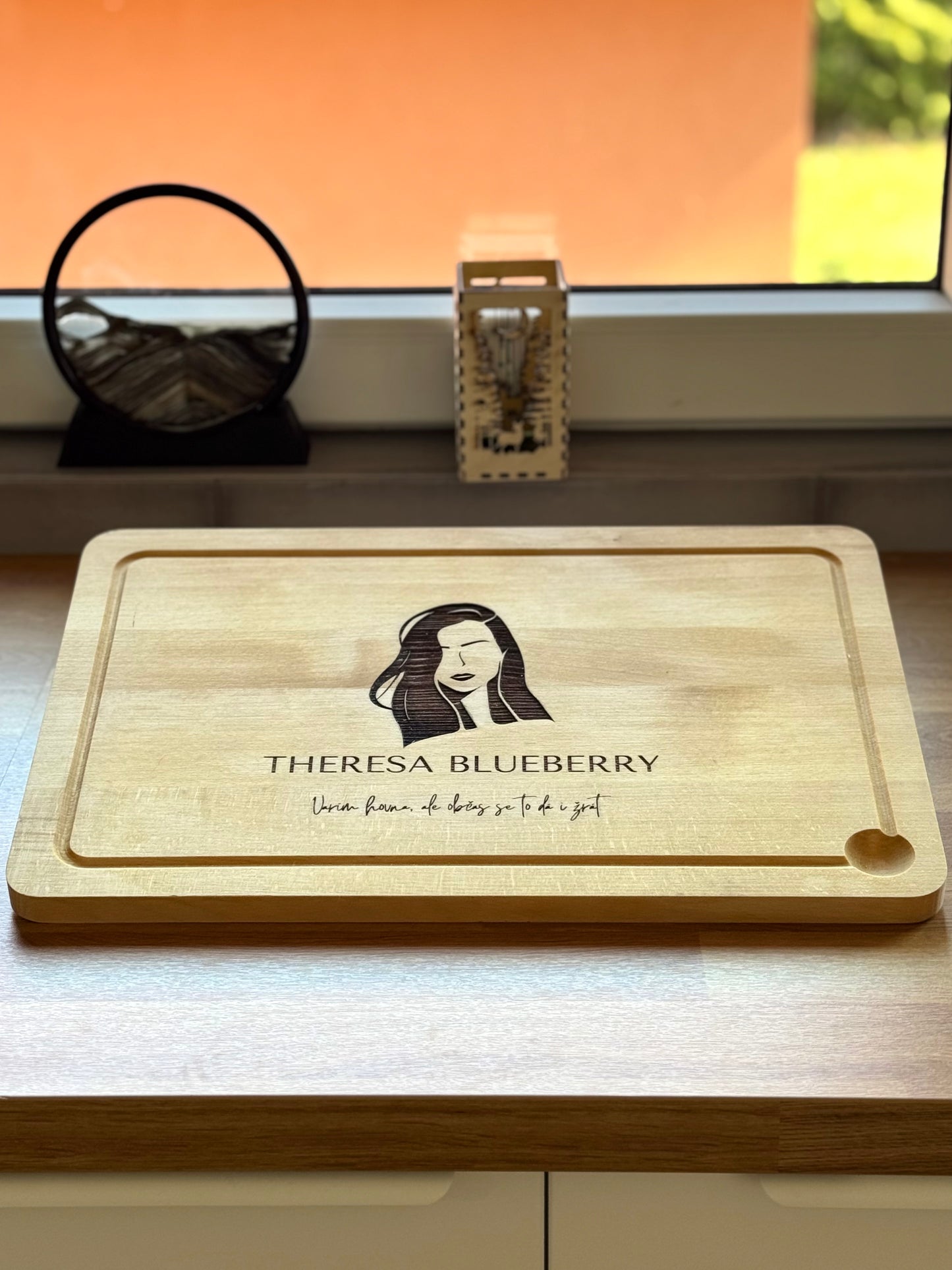 Robustní prkénko s kanálkem Theresa Blueberry