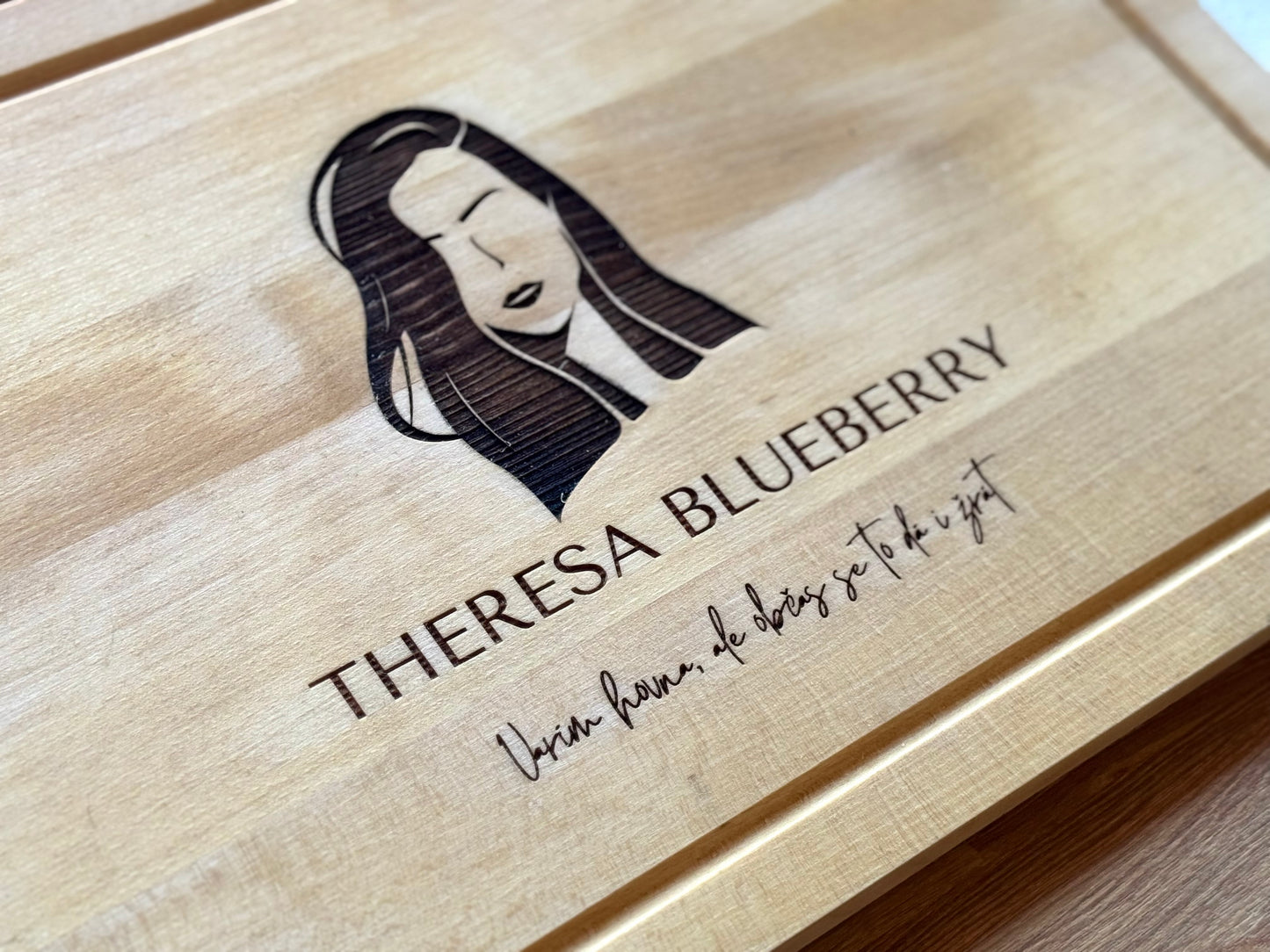 Robustní prkénko s kanálkem Theresa Blueberry
